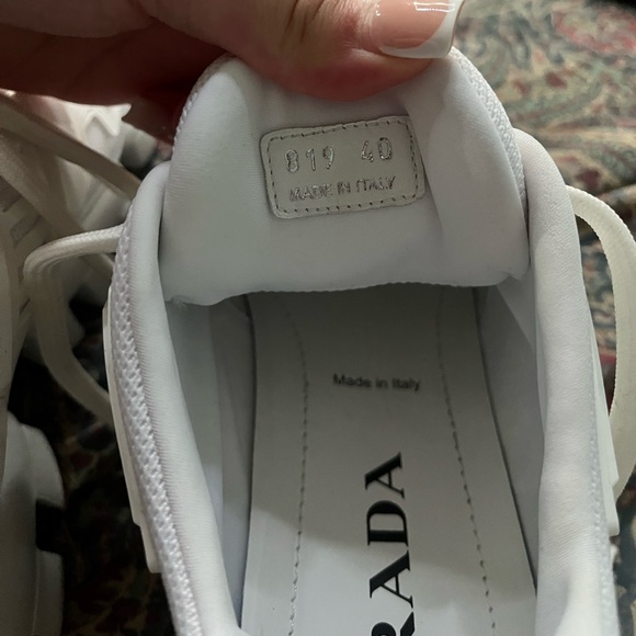 Brand: Prada
	•	Size: 40 (equivalent to US women’s size 9)
	•	Color: White - Picture 1 of 6